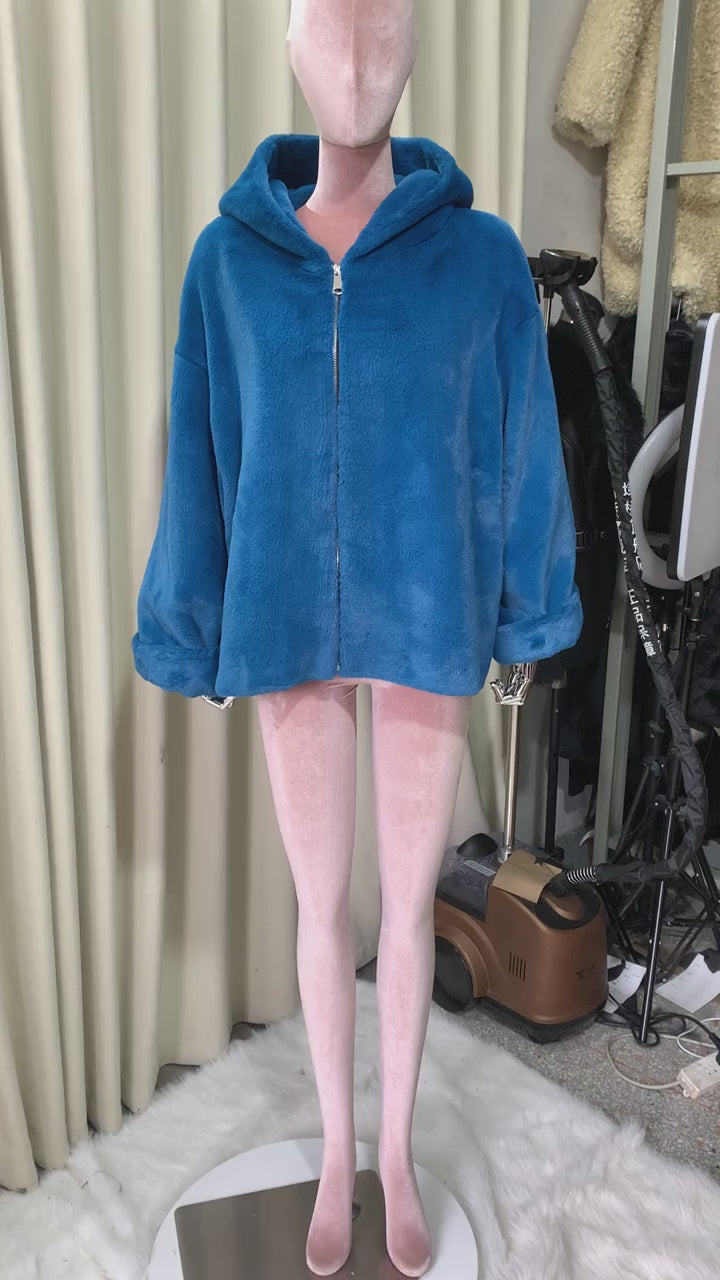 Übergroßer blauer Kunstpelzmantel