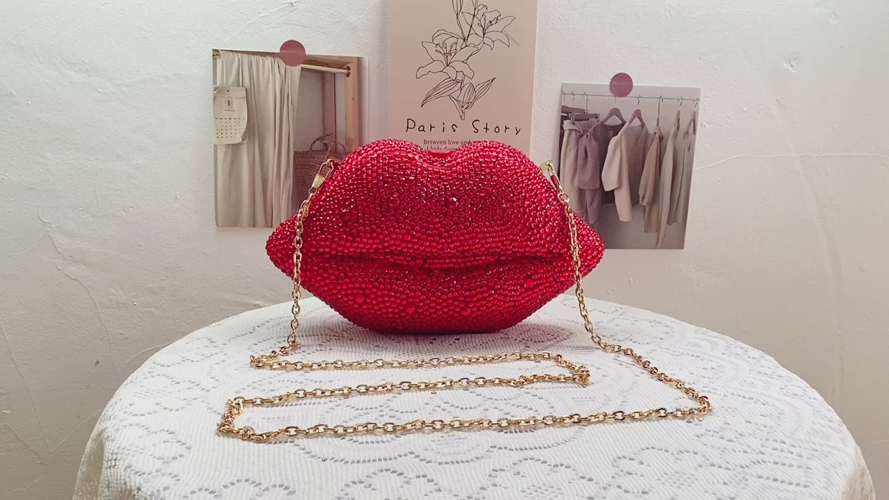 Clutch mit roten Lippen und Pailletten