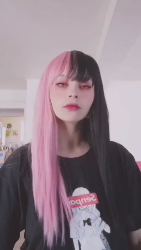 Roze en zwarte tweekleurige pruik met pony