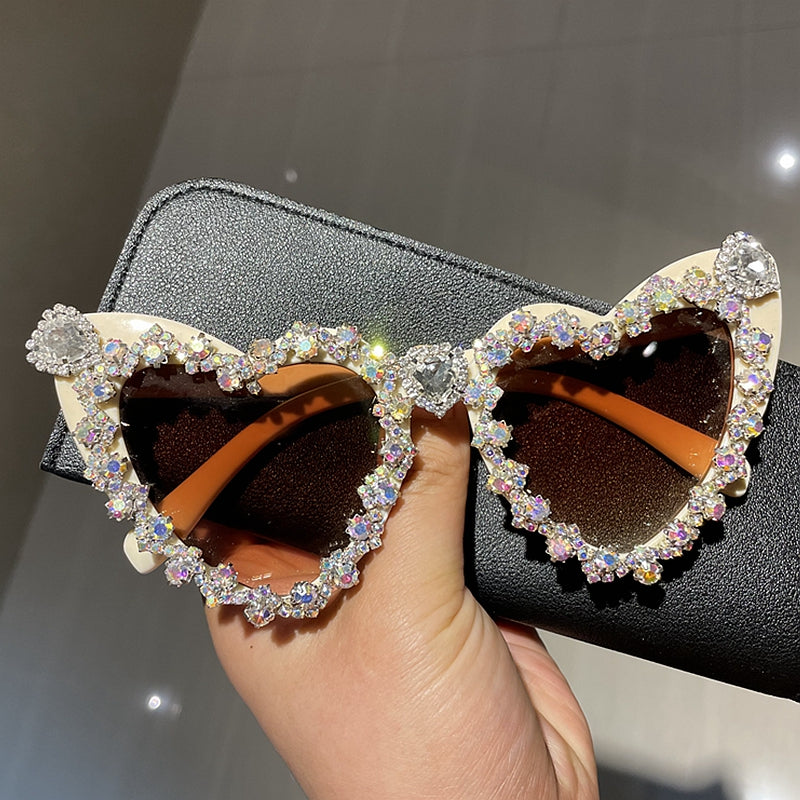Herzförmige Sonnenbrille mit Strasssteinen 