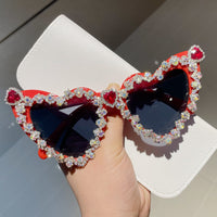 Herzförmige Sonnenbrille mit Strasssteinen 