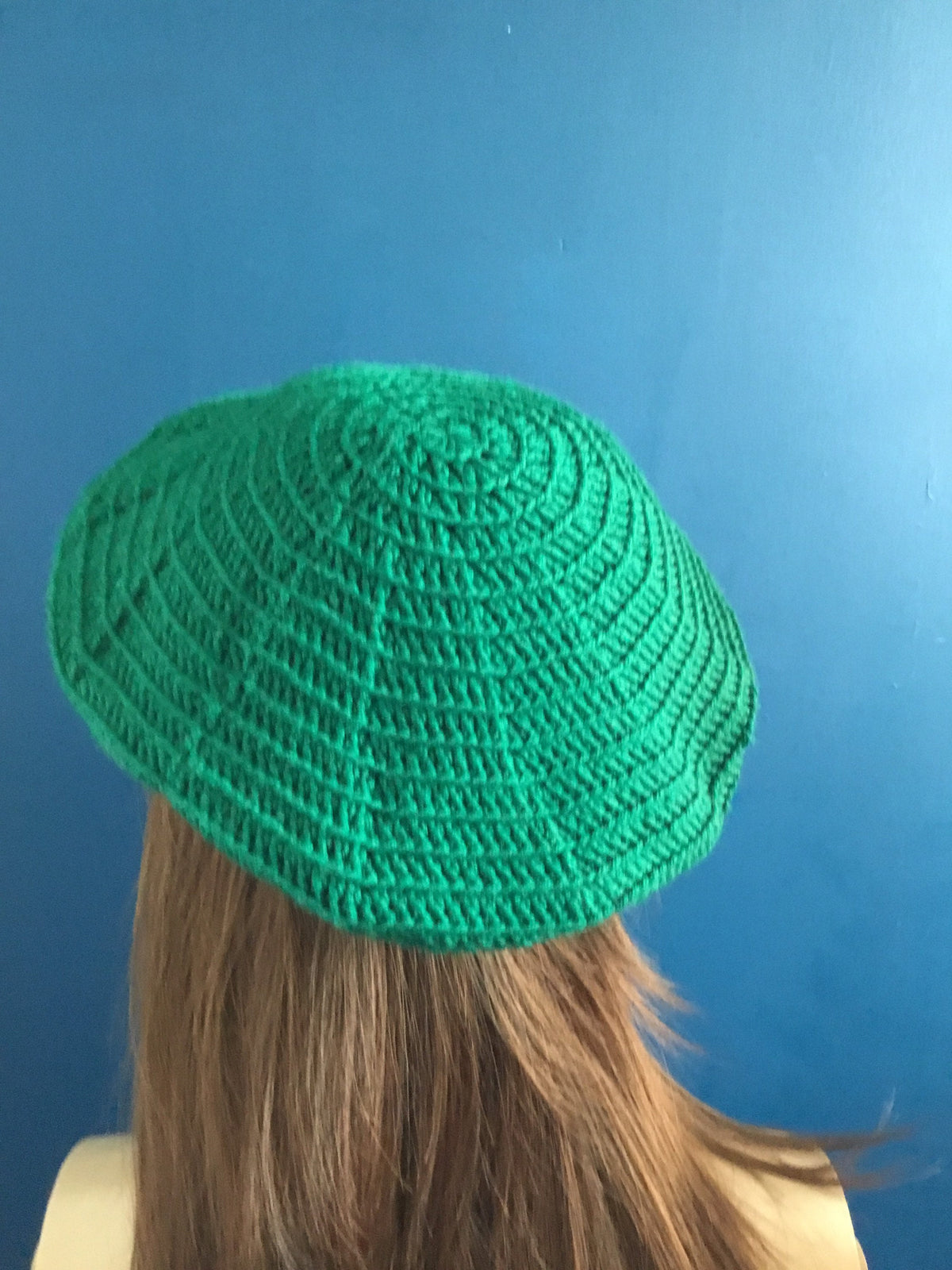 Handgemachte gehäkelte klassische grüne Baskenmütze