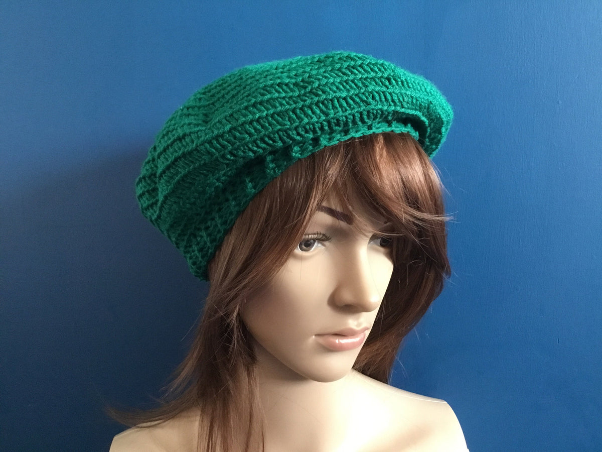 Handgemachte gehäkelte klassische grüne Baskenmütze