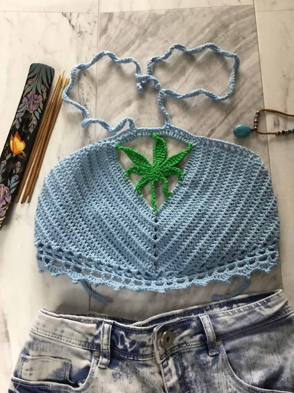 Handgemaakte gehaakte top met halternek van cannabisbladeren