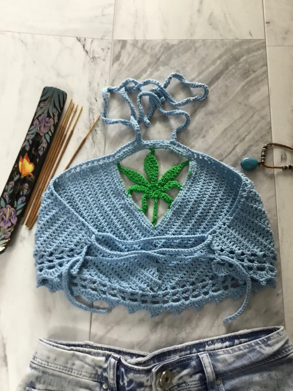 Handgemaakte gehaakte top met halternek van cannabisbladeren