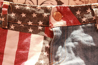 Niedrig sitzende, zerrissene Denim-Shorts mit amerikanischer Flagge